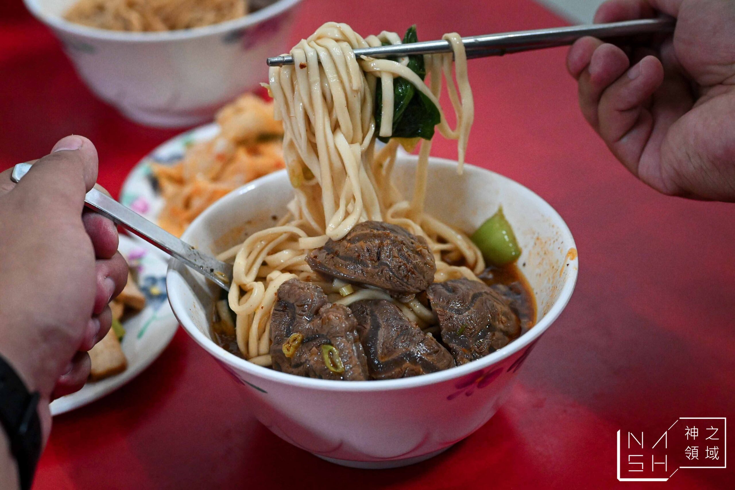 李家良友牛肉麵｜藏身武昌市場的在地排隊牛肉麵，老饕最愛濃郁湯頭！
