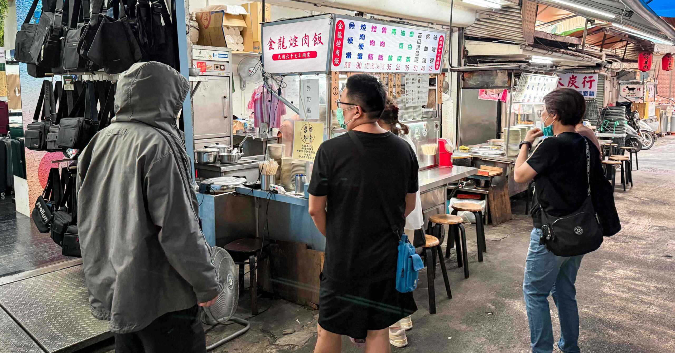 【士林美食】金龍焢肉飯｜士林夜市內的50年老店，銅板價焢肉飯、魯白菜、豬血湯大份又夠味！