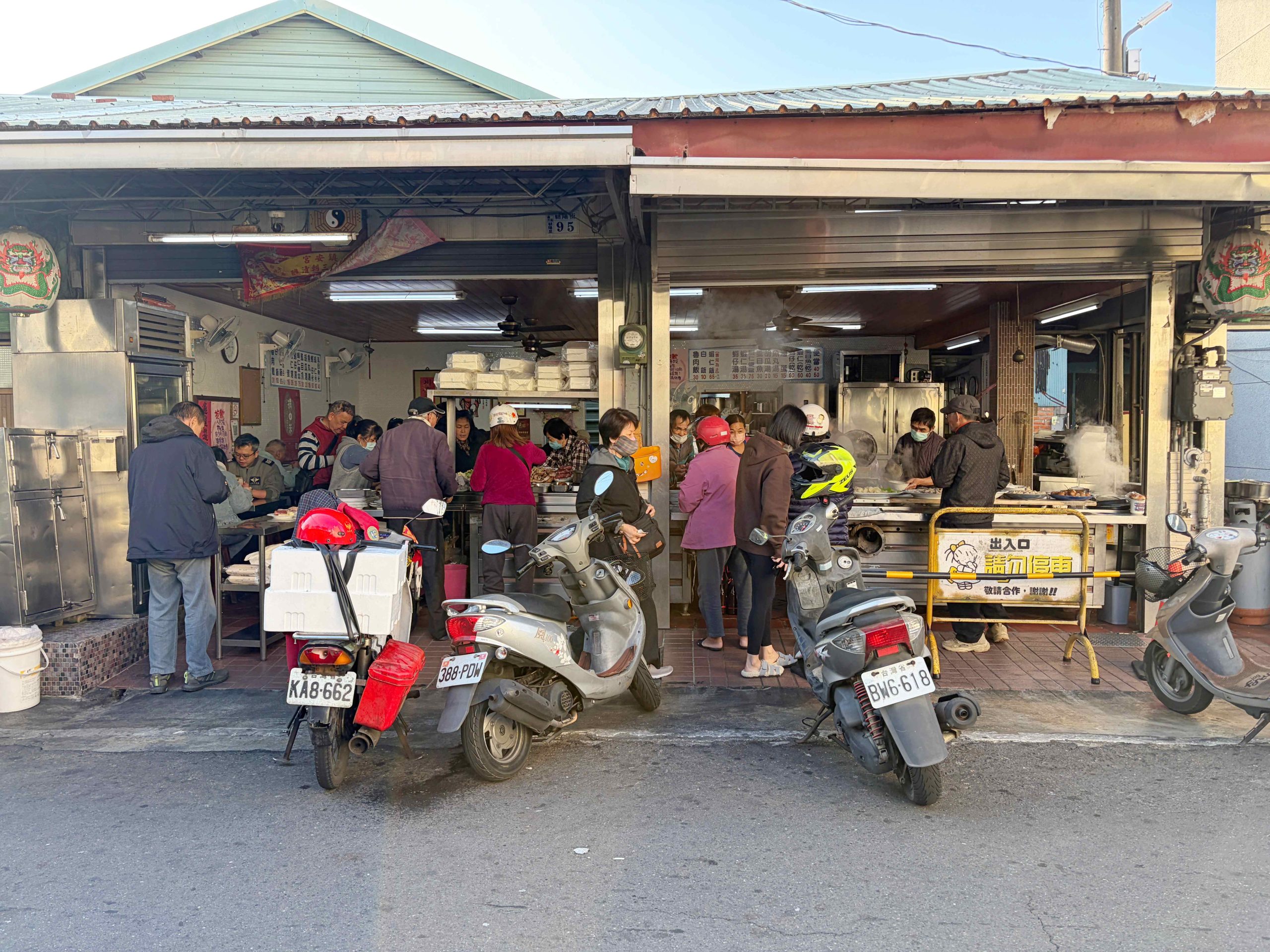嘉義美食推薦這家源滷肉飯(菜鴨魯熟肉)，這家嘉義早餐推薦給喜歡魯熟肉的朋友，這家菜鴨魯熟肉真的太受歡迎了，但是他的公休真的很難抓，我已經連續撲空兩次，這次才順利吃到，因為他們休的時間真的很不好抓，大方向是連假之後會休一段時間，另外不定期休，所以不要想說來就一定吃的到源滷肉飯(菜鴨魯熟肉)，完完全全憑運氣唷 [sc name=