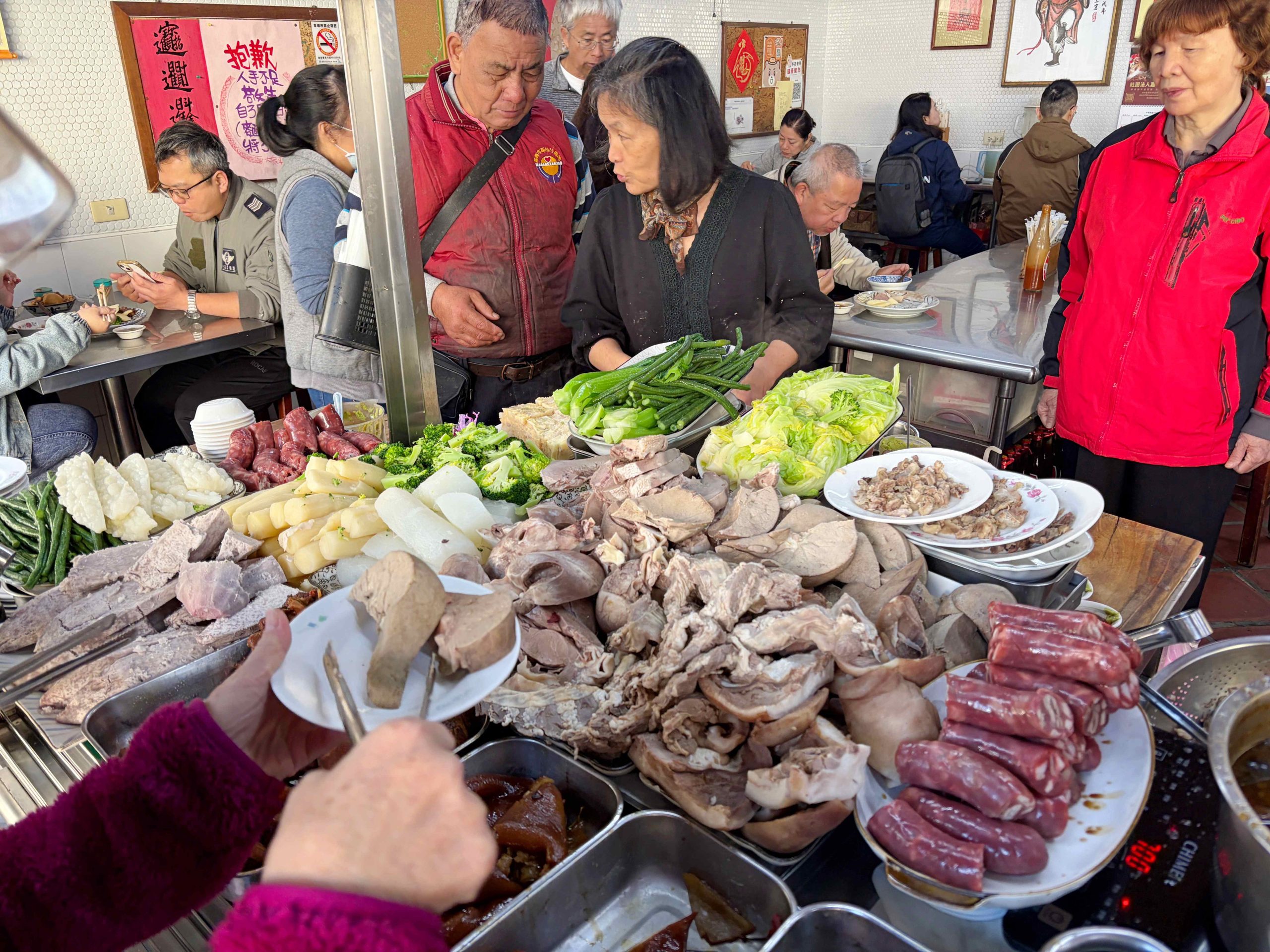 嘉義美食推薦這家源滷肉飯(菜鴨魯熟肉)，這家嘉義早餐推薦給喜歡魯熟肉的朋友，這家菜鴨魯熟肉真的太受歡迎了，但是他的公休真的很難抓，我已經連續撲空兩次，這次才順利吃到，因為他們休的時間真的很不好抓，大方向是連假之後會休一段時間，另外不定期休，所以不要想說來就一定吃的到源滷肉飯(菜鴨魯熟肉)，完完全全憑運氣唷 [sc name=