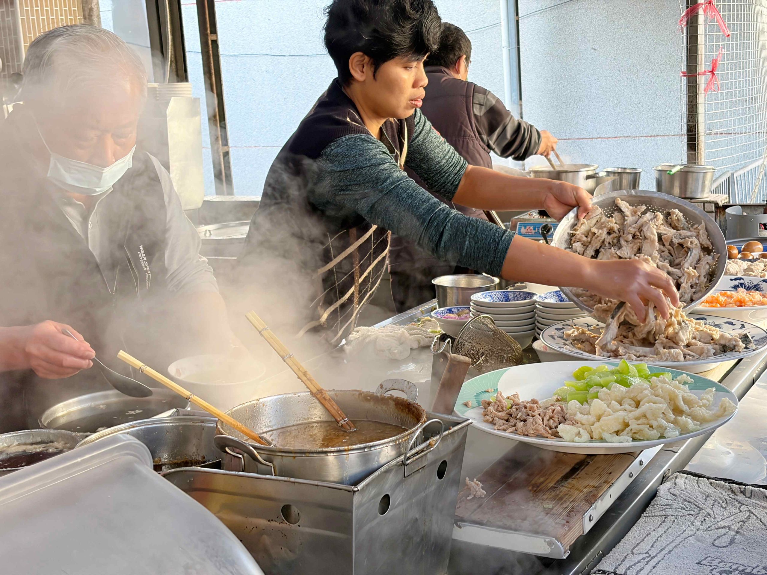 嘉義美食推薦這家源滷肉飯(菜鴨魯熟肉)，這家嘉義早餐推薦給喜歡魯熟肉的朋友，這家菜鴨魯熟肉真的太受歡迎了，但是他的公休真的很難抓，我已經連續撲空兩次，這次才順利吃到，因為他們休的時間真的很不好抓，大方向是連假之後會休一段時間，另外不定期休，所以不要想說來就一定吃的到源滷肉飯(菜鴨魯熟肉)，完完全全憑運氣唷 [sc name=