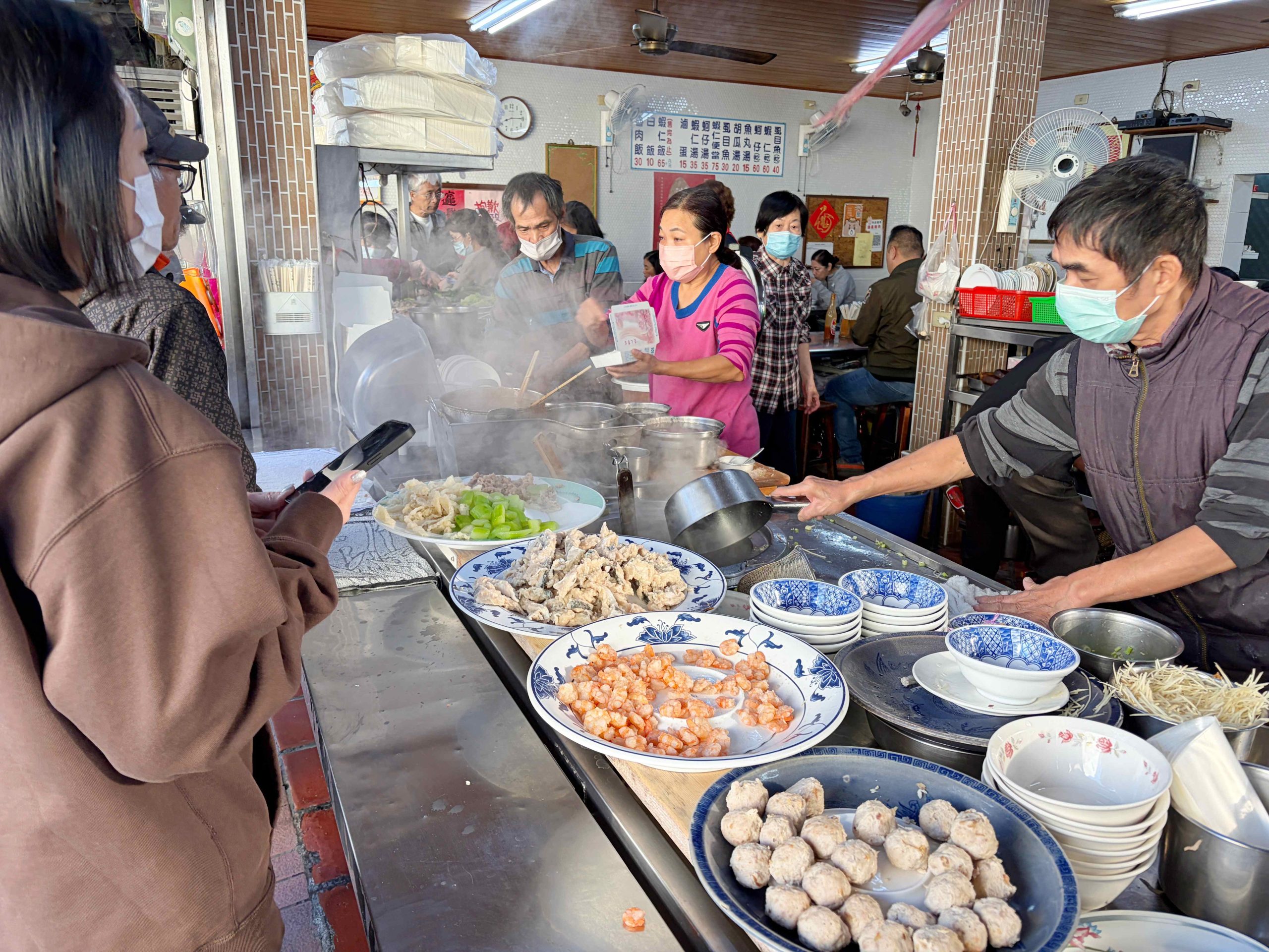 嘉義美食推薦這家源滷肉飯(菜鴨魯熟肉)，這家嘉義早餐推薦給喜歡魯熟肉的朋友，這家菜鴨魯熟肉真的太受歡迎了，但是他的公休真的很難抓，我已經連續撲空兩次，這次才順利吃到，因為他們休的時間真的很不好抓，大方向是連假之後會休一段時間，另外不定期休，所以不要想說來就一定吃的到源滷肉飯(菜鴨魯熟肉)，完完全全憑運氣唷 [sc name=