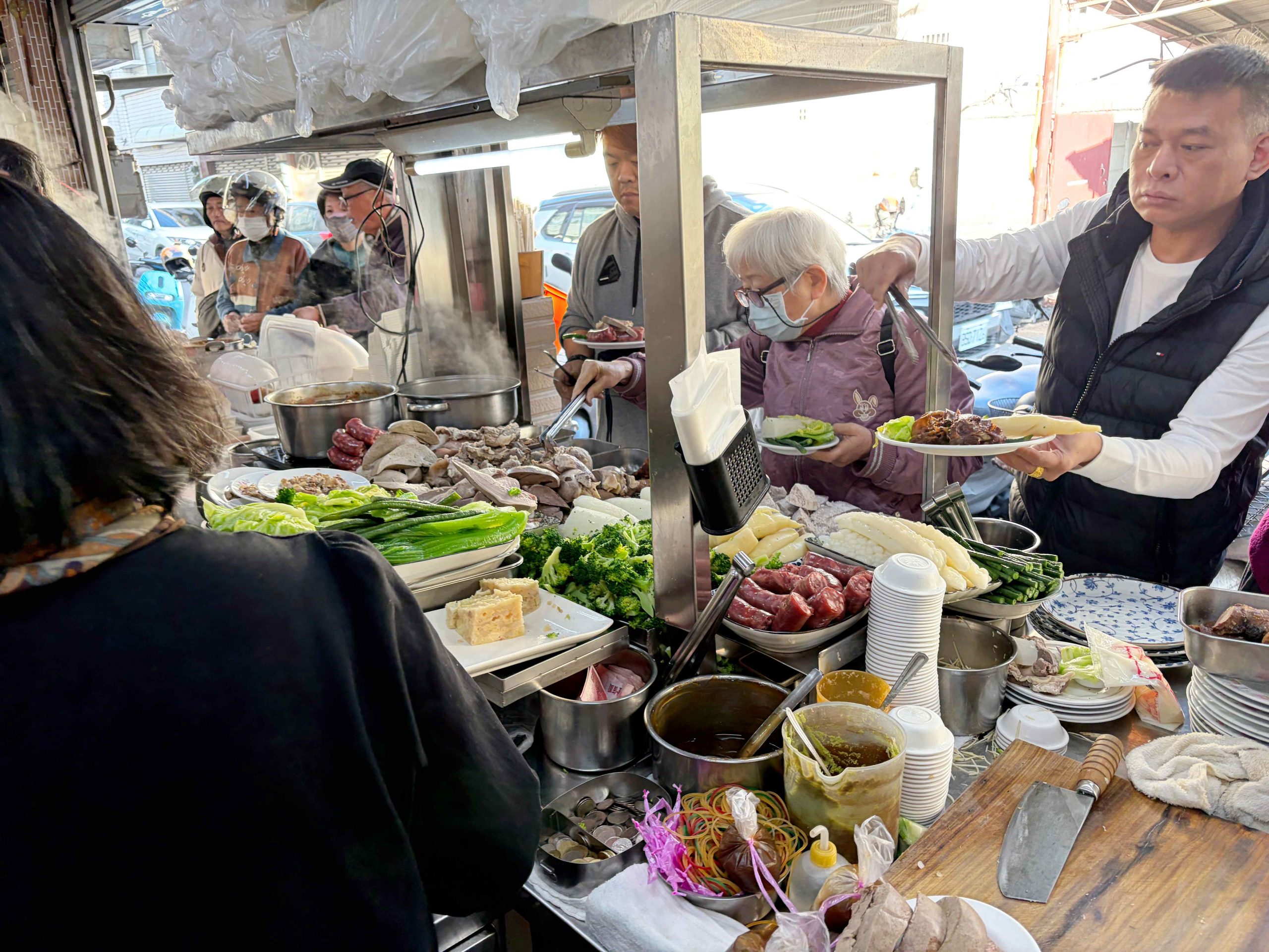 嘉義美食推薦這家源滷肉飯(菜鴨魯熟肉)，這家嘉義早餐推薦給喜歡魯熟肉的朋友，這家菜鴨魯熟肉真的太受歡迎了，但是他的公休真的很難抓，我已經連續撲空兩次，這次才順利吃到，因為他們休的時間真的很不好抓，大方向是連假之後會休一段時間，另外不定期休，所以不要想說來就一定吃的到源滷肉飯(菜鴨魯熟肉)，完完全全憑運氣唷 [sc name=