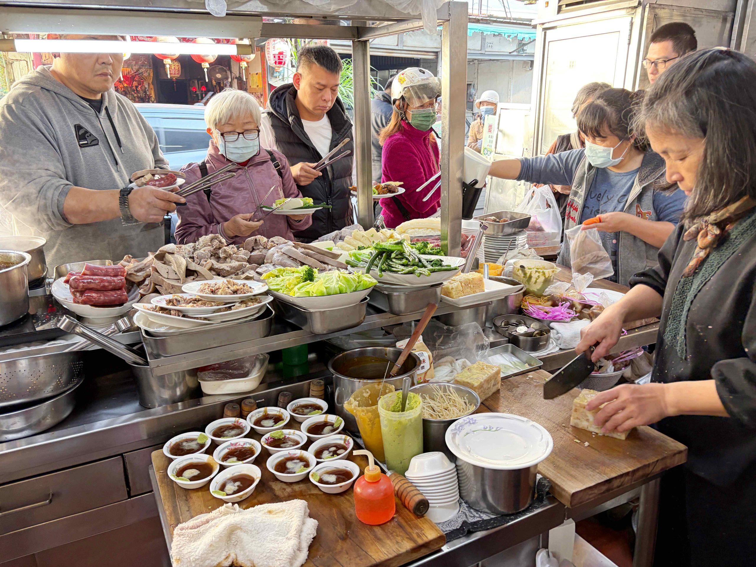 嘉義美食推薦這家源滷肉飯(菜鴨魯熟肉)，這家嘉義早餐推薦給喜歡魯熟肉的朋友，這家菜鴨魯熟肉真的太受歡迎了，但是他的公休真的很難抓，我已經連續撲空兩次，這次才順利吃到，因為他們休的時間真的很不好抓，大方向是連假之後會休一段時間，另外不定期休，所以不要想說來就一定吃的到源滷肉飯(菜鴨魯熟肉)，完完全全憑運氣唷 [sc name=