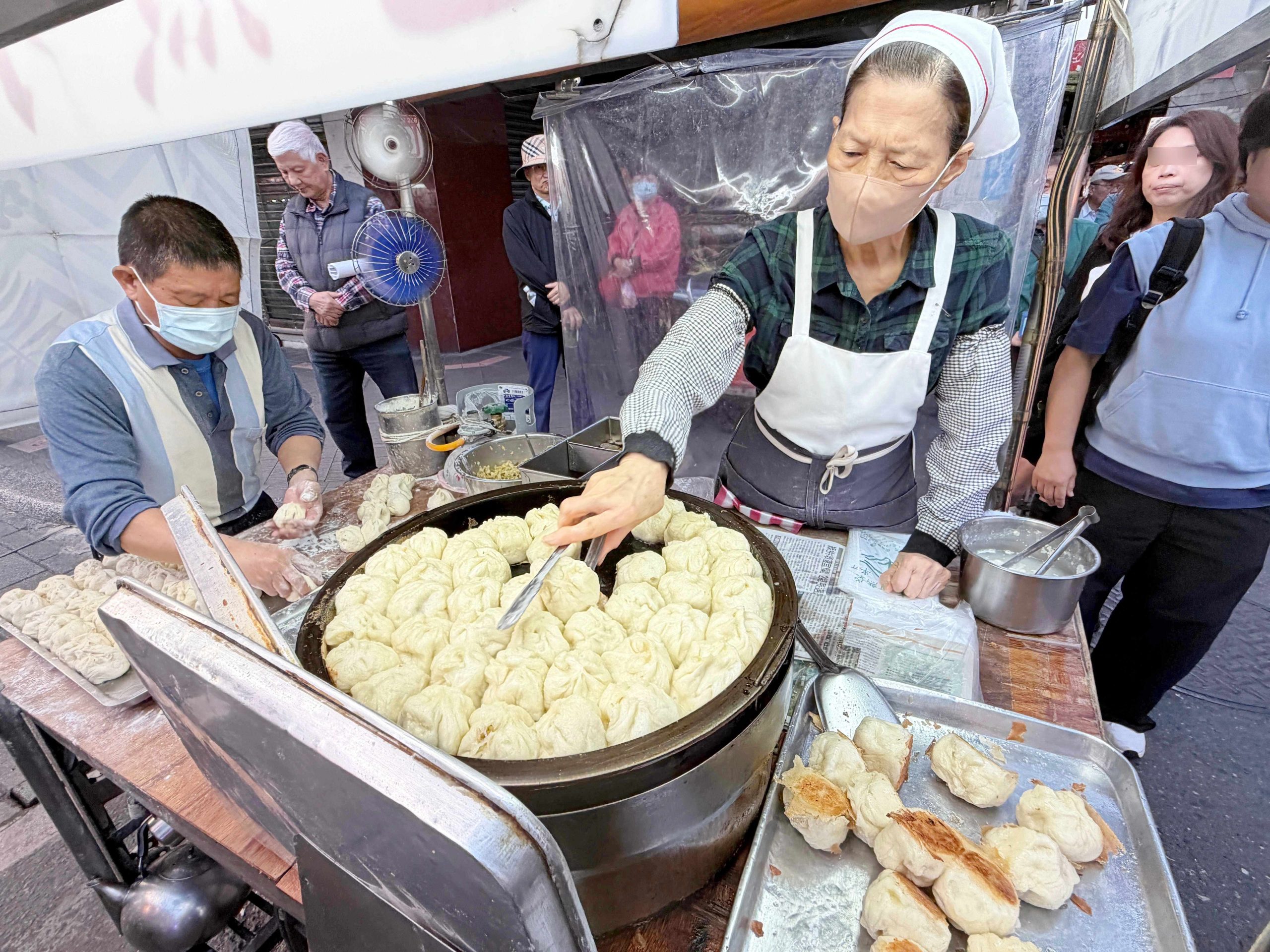 【士林捷運美食】華榮街水煎包攤車｜每日排隊人氣王，高麗菜水煎包超狂