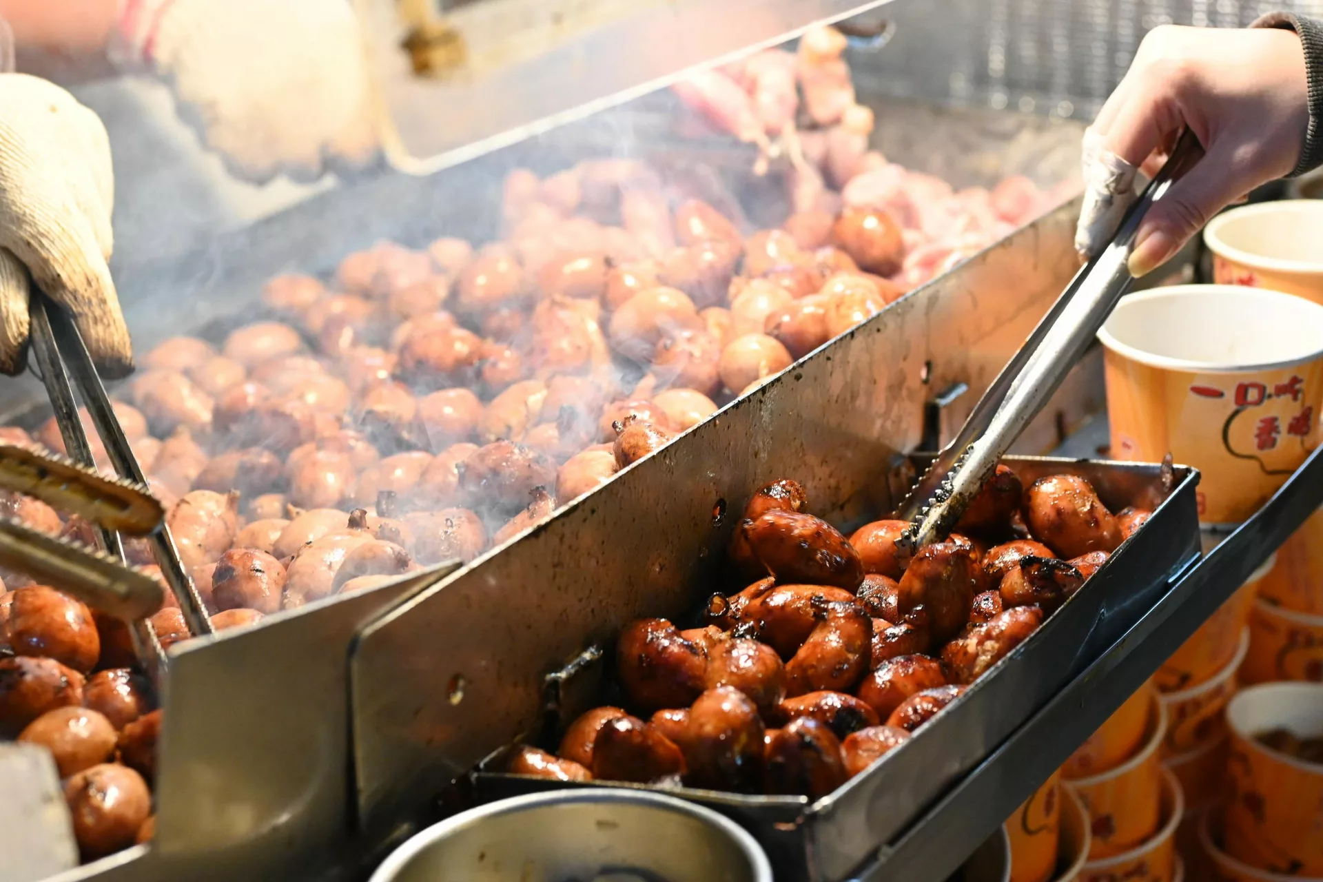 隆廟口夜市世盛一口吃香腸