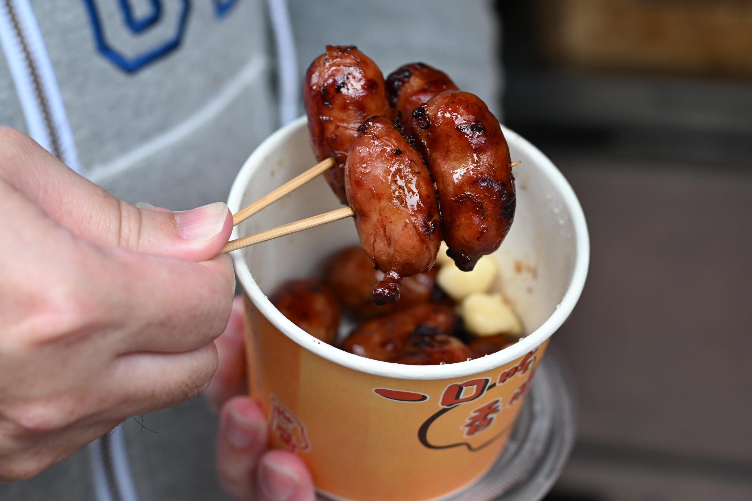 隆廟口夜市世盛一口吃香腸