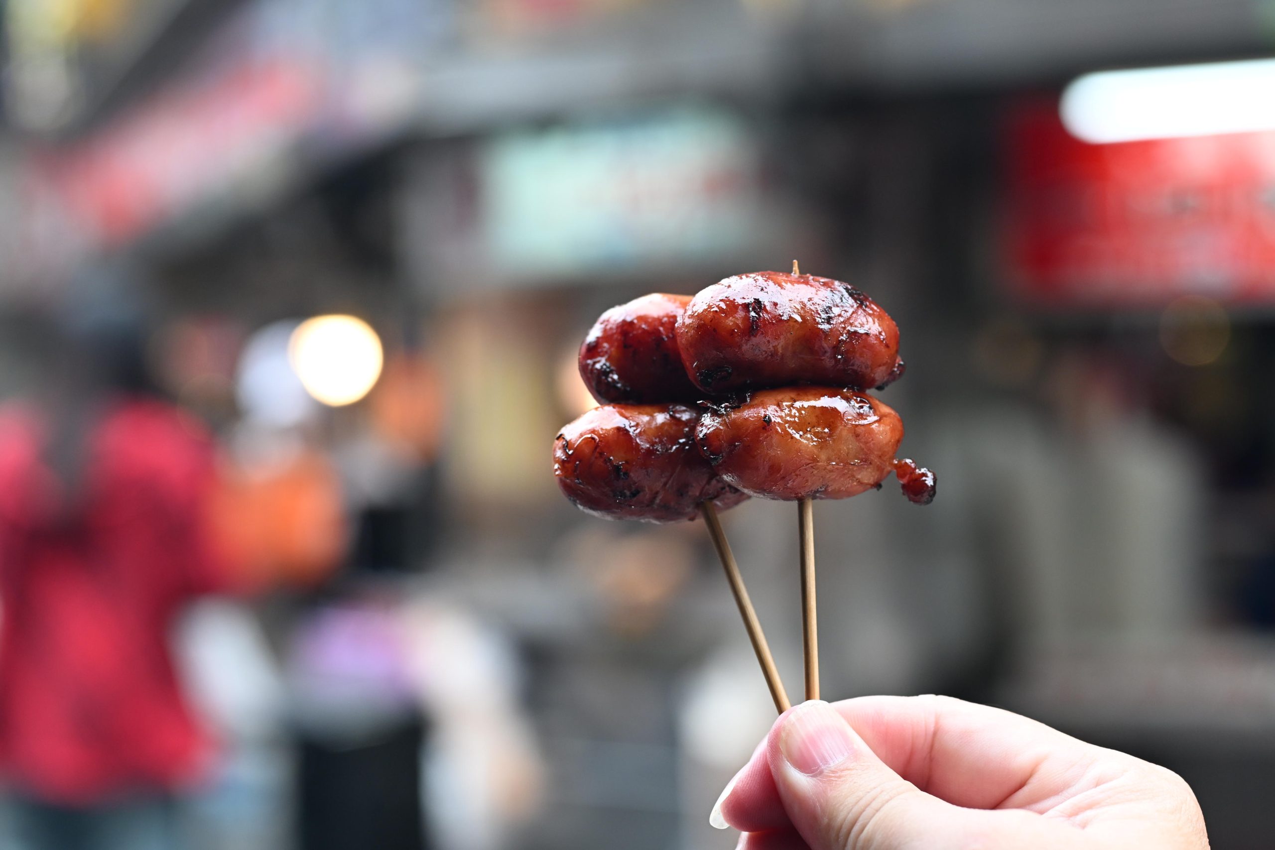 隆廟口夜市世盛一口吃香腸