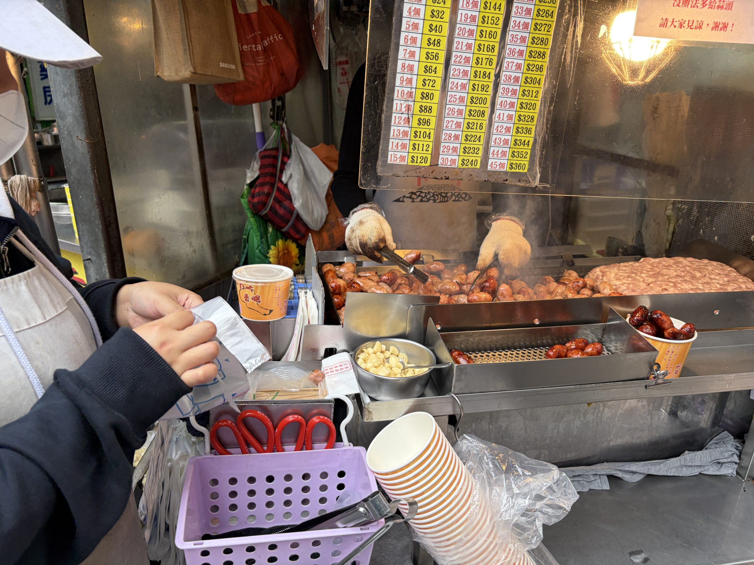 隆廟口夜市世盛一口吃香腸