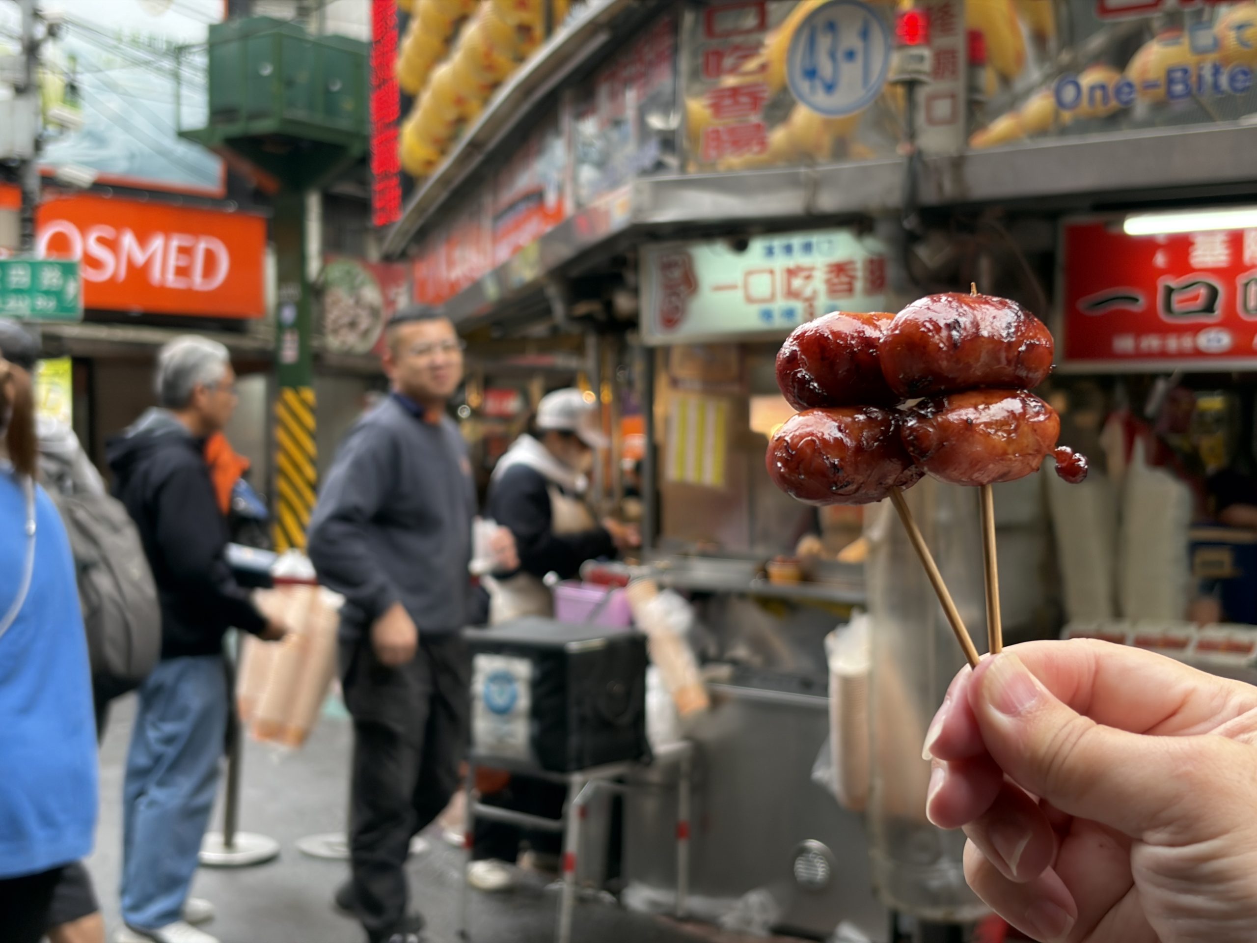 隆廟口夜市世盛一口吃香腸