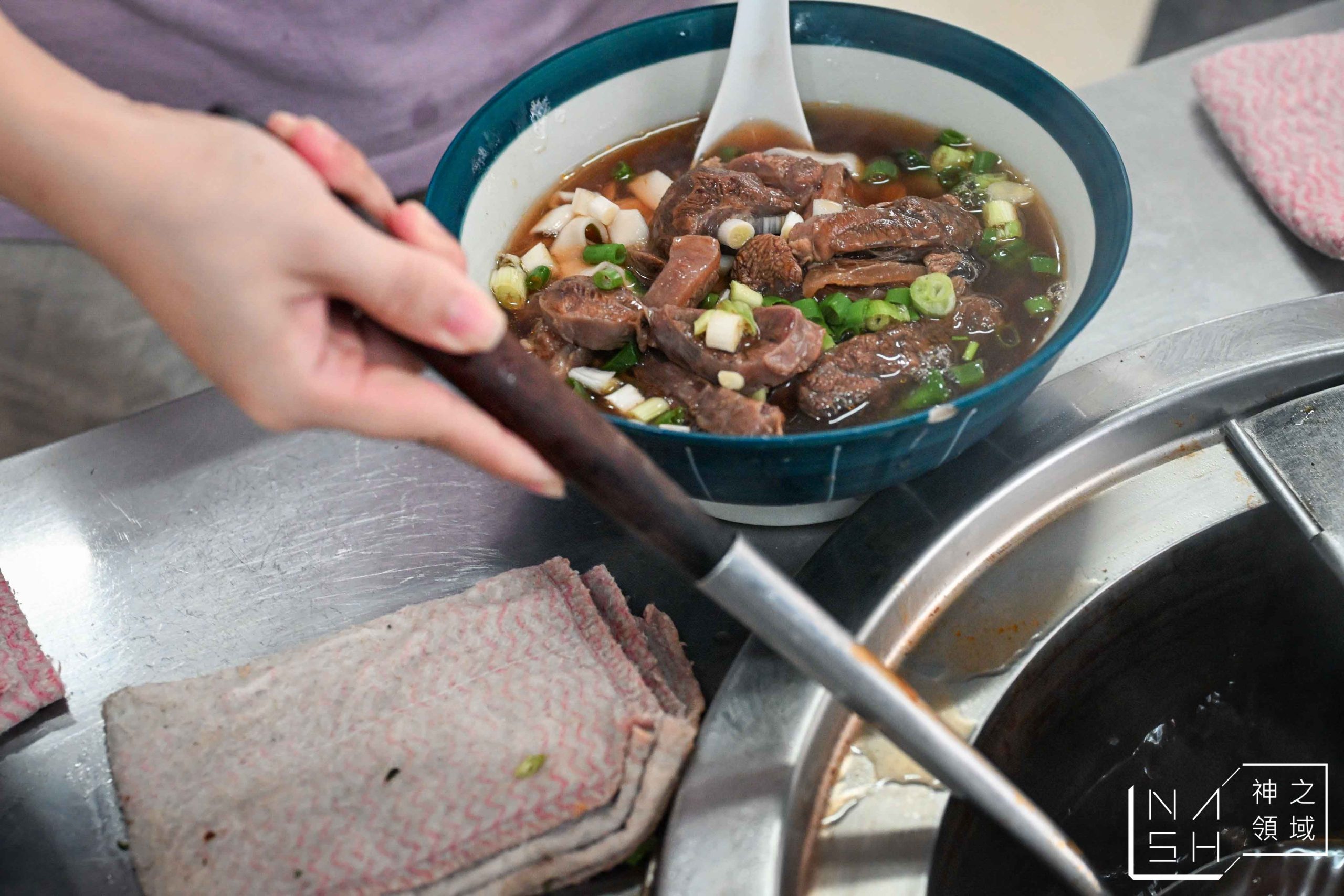 【內湖美食】大佳牛雜湯|500碗推薦隱藏版牛肉麵,在地人大推清甜牛骨湯頭!捷運內湖站美食、菜單 @Nash,神之領域 @Nash,神之領域