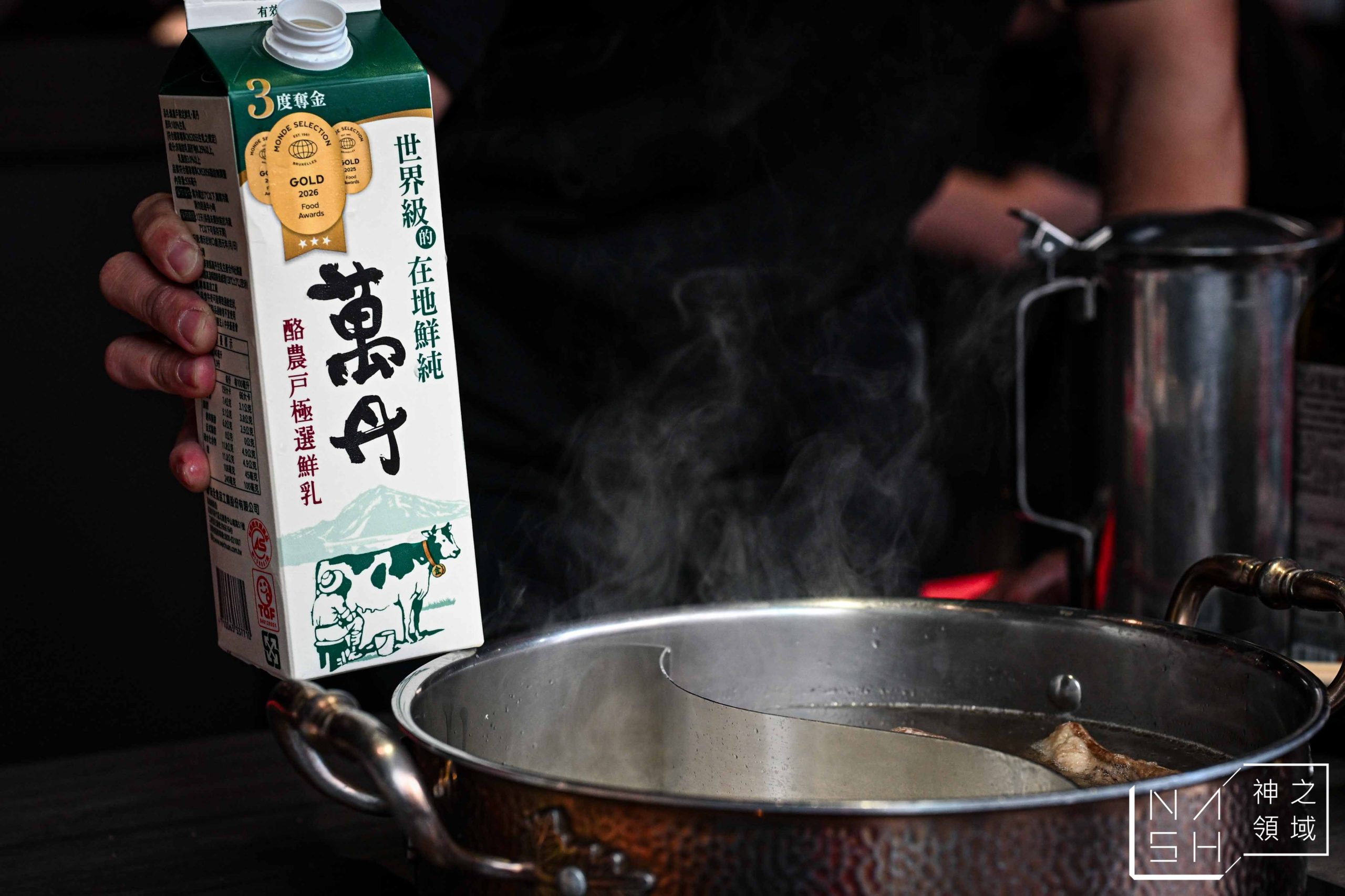 【桃園吃到飽】大漠紅頂級蒙古鍋桃園店|手切溫體牛、瀑布鮮奶火鍋必吃,現刨起司整罐鮮奶太浮誇 @Nash,神之領域 @Nash,神之領域