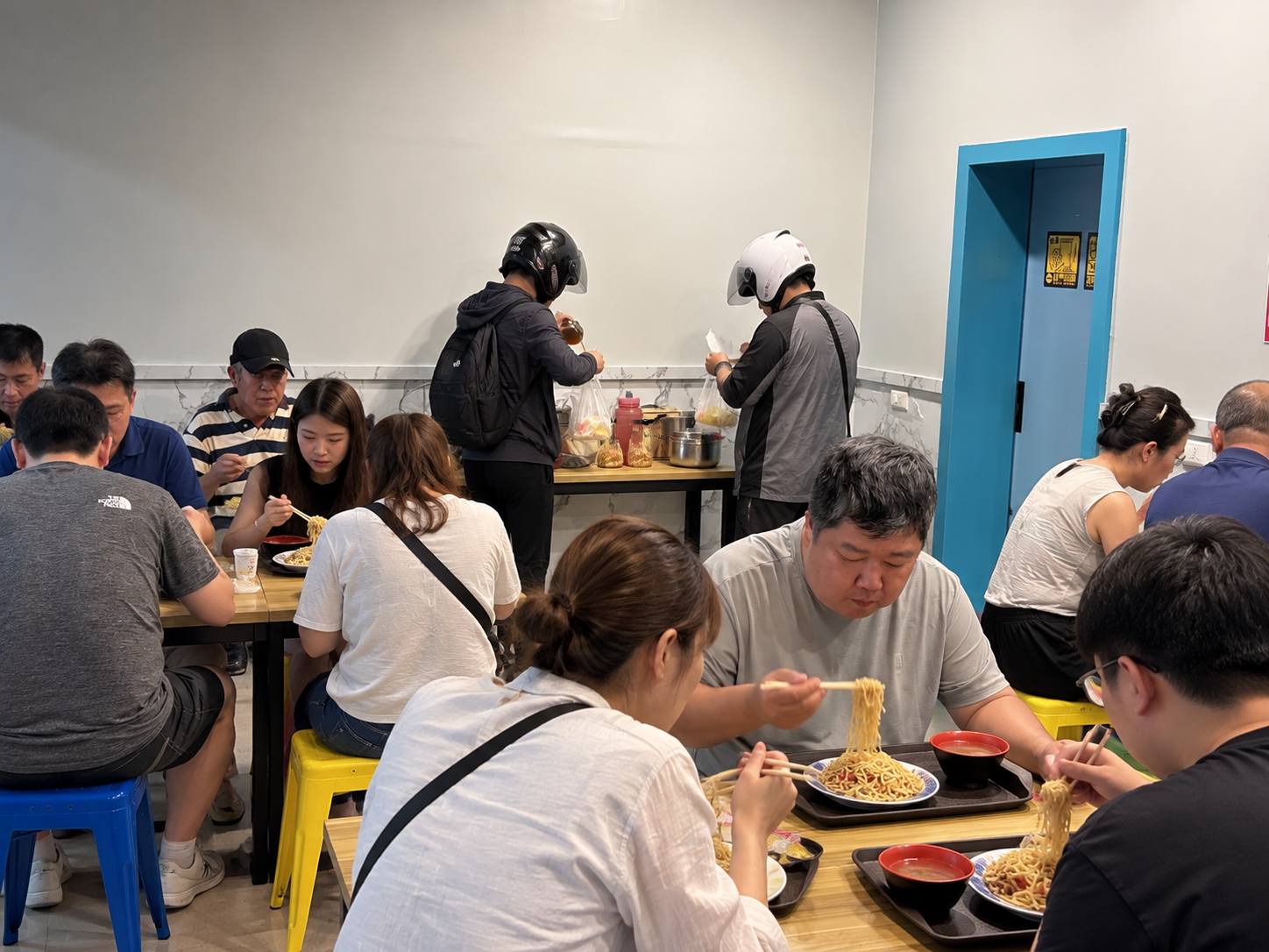 一半人不知道，從清晨四點半開賣到收攤，招牌炒麵搭配赤肉湯最對味，搬家依舊很厲害