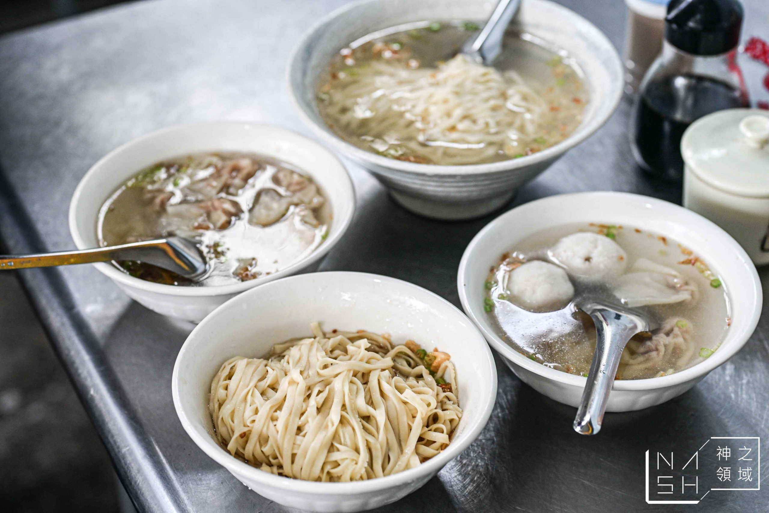 很多人不知道,藏在車庫內的麵店,乾麵味道一流,老饕推薦必點「這樣湯」湊一套更棒 很多人不知道,藏在車庫內的麵店,乾麵味道一流,老饕推薦必點「這樣湯」湊一套更棒