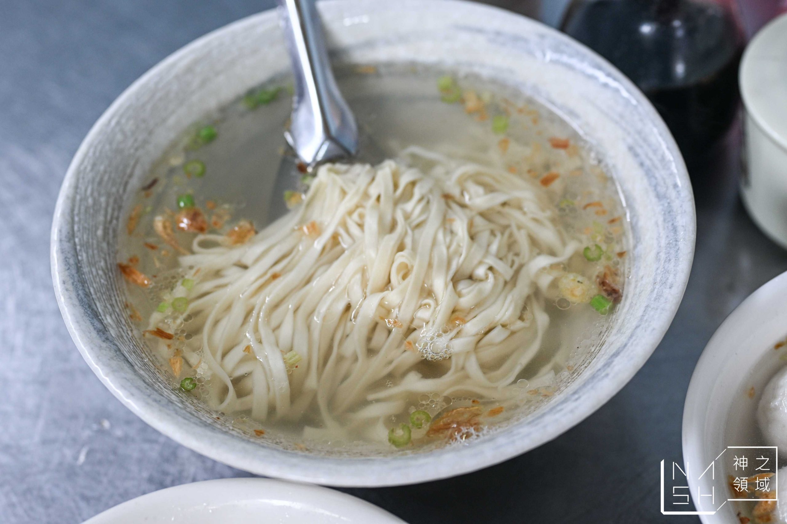 很多人不知道，藏在車庫內的麵店，乾麵味道一流，老饕推薦必點「這樣湯」湊一套更棒