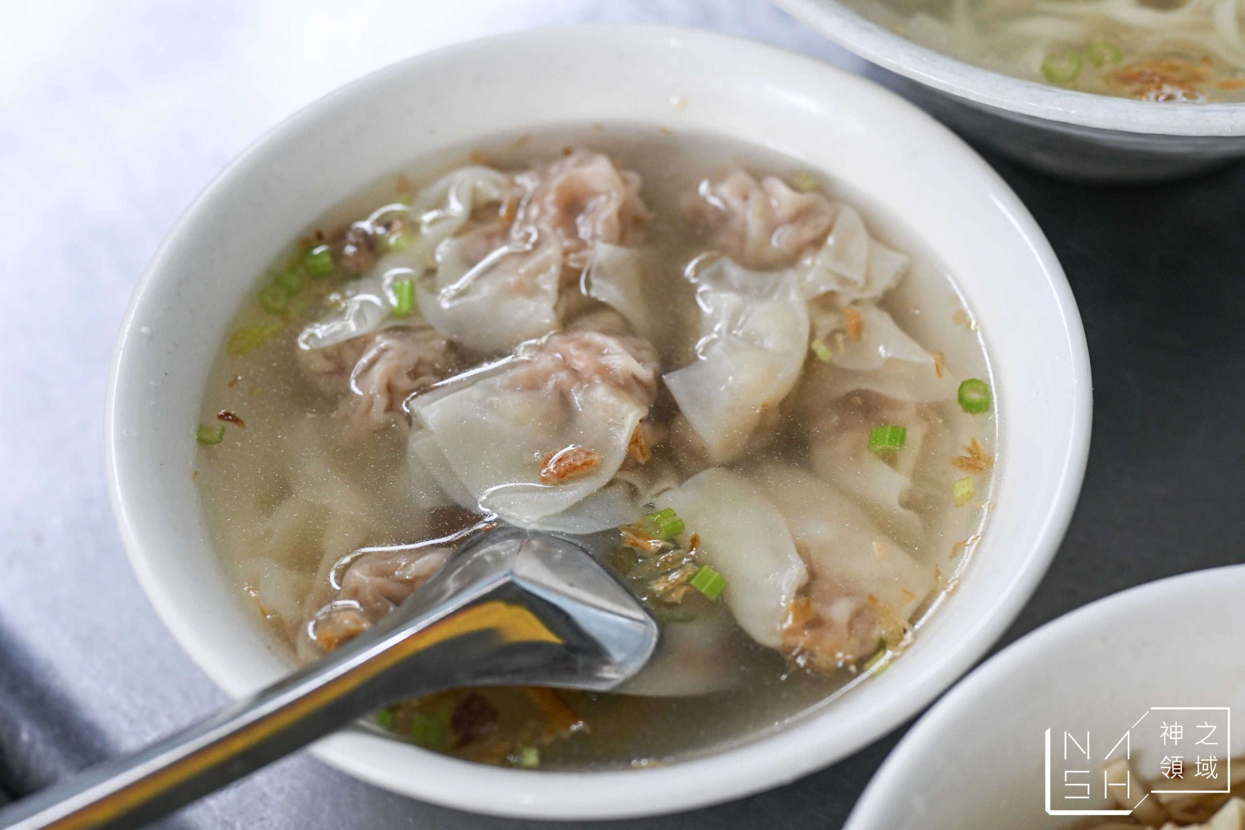 很多人不知道,藏在車庫內的麵店,乾麵味道一流,老饕推薦必點「這樣湯」湊一套更棒 很多人不知道,藏在車庫內的麵店,乾麵味道一流,老饕推薦必點「這樣湯」湊一套更棒