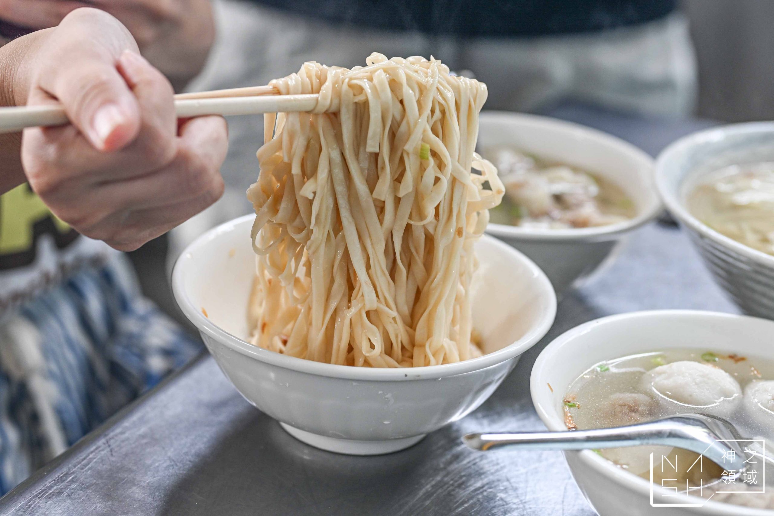 很多人不知道,藏在車庫內的麵店,乾麵味道一流,老饕推薦必點「這樣湯」湊一套更棒 很多人不知道,藏在車庫內的麵店,乾麵味道一流,老饕推薦必點「這樣湯」湊一套更棒