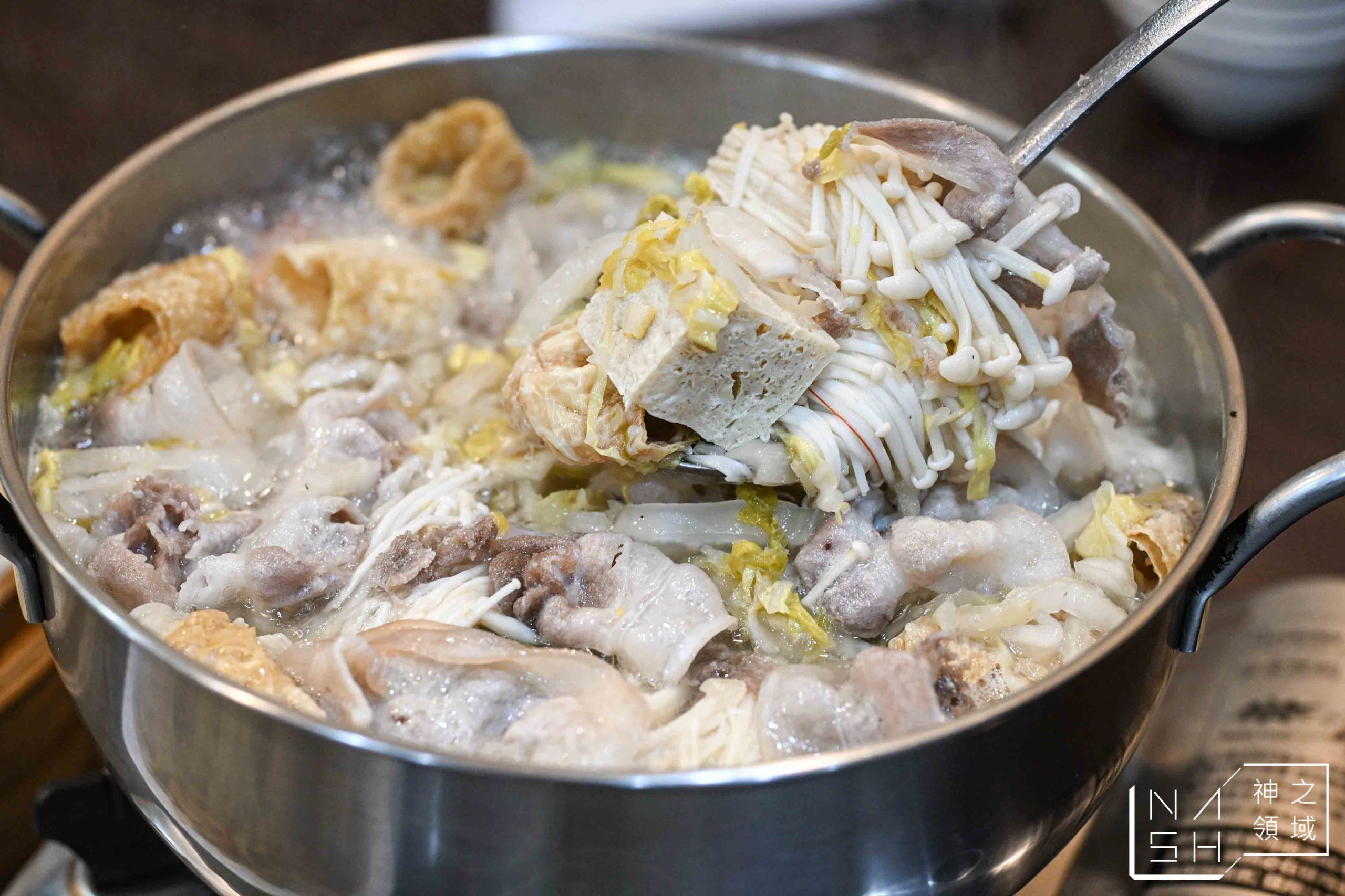 公認大台北最便宜酸菜白肉鍋，兩千則4.2星真不是蓋的，一大鍋$450超扯，老饕還推薦必點「這道私房料理」