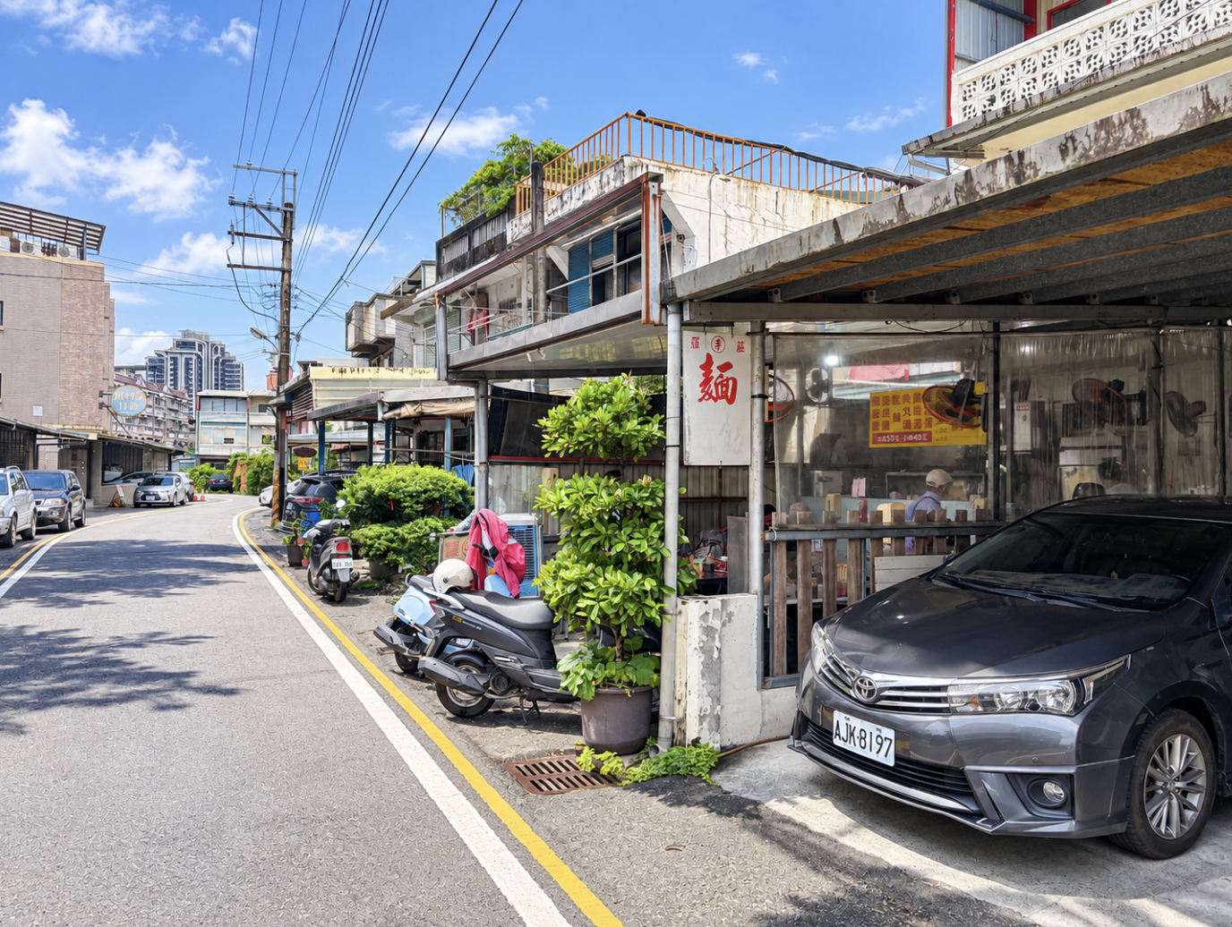 很多人不知道，藏在車庫內的麵店，乾麵味道一流，老饕推薦必點「這樣湯」湊一套更棒