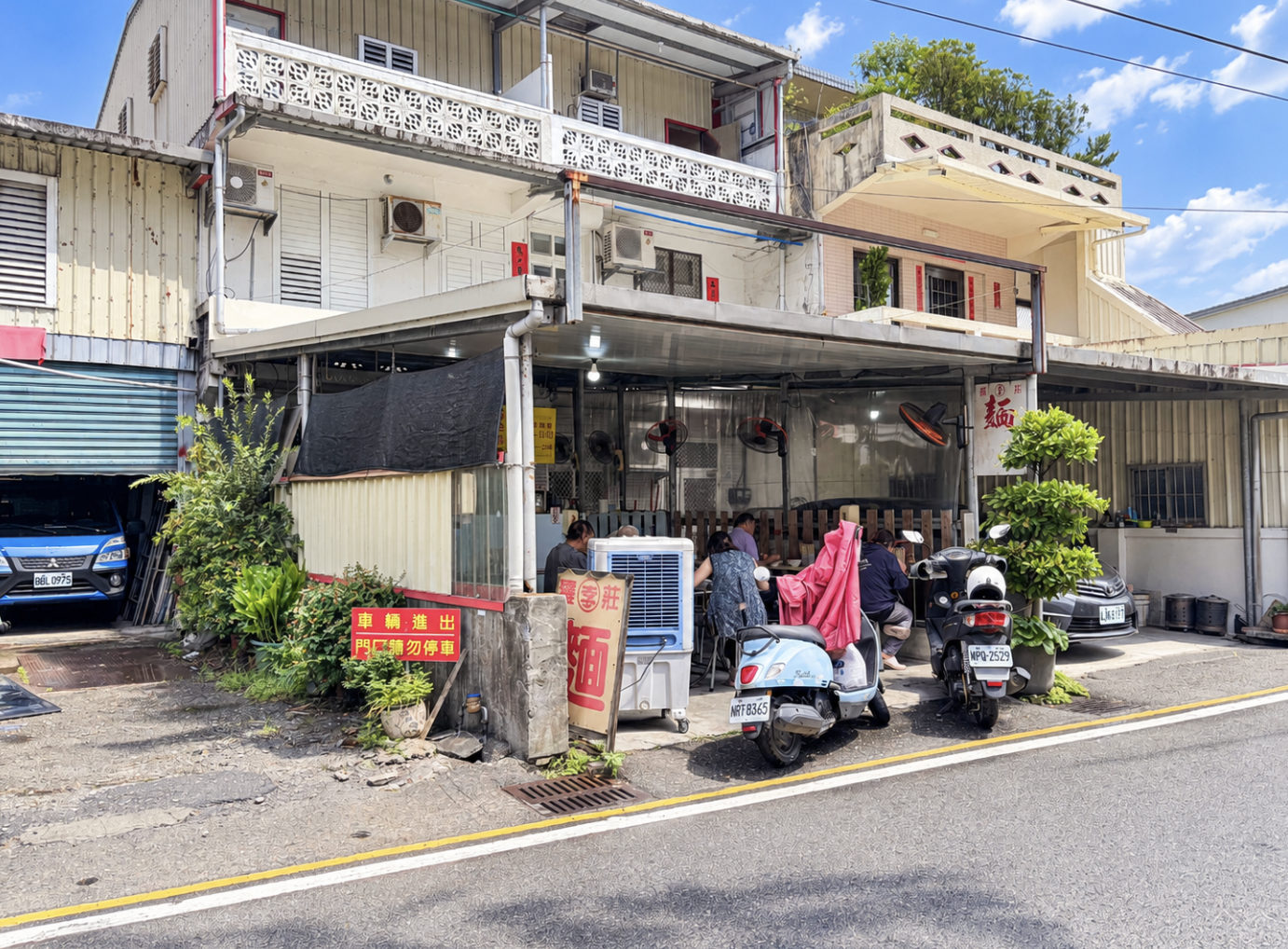 很多人不知道,藏在車庫內的麵店,乾麵味道一流,老饕推薦必點「這樣湯」湊一套更棒 很多人不知道,藏在車庫內的麵店,乾麵味道一流,老饕推薦必點「這樣湯」湊一套更棒