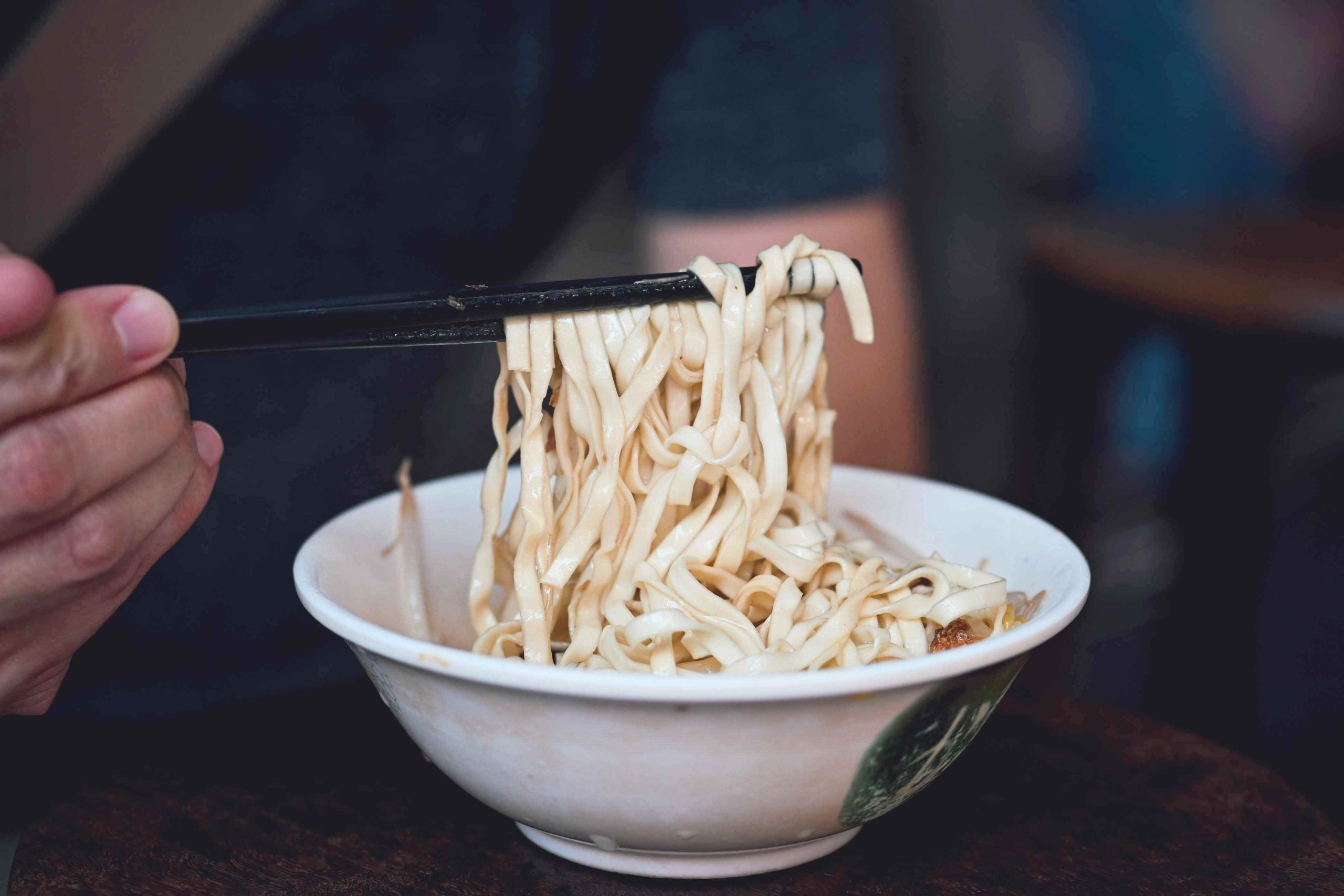 基隆美食｜三角窗麵擔60年老店，不起眼卻超強，餛飩湯必點